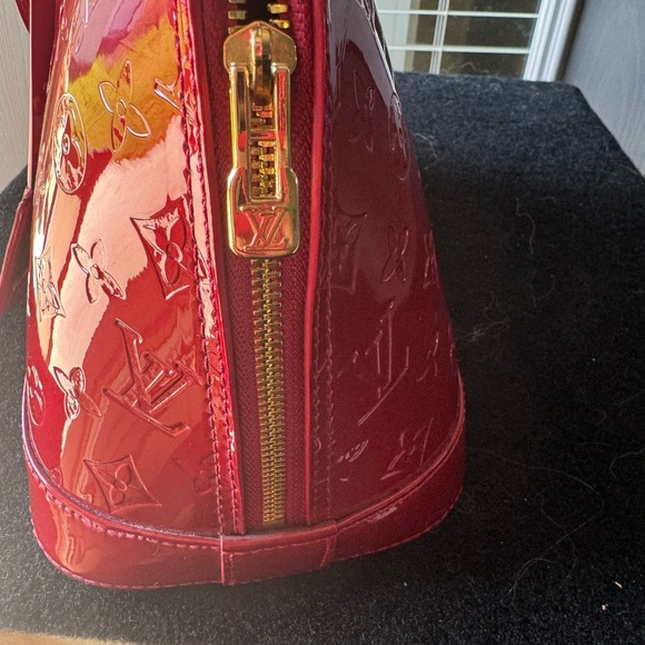Louis Vuitton Alma red with LV all over gold hardware with two handles - Picture 4 of 10